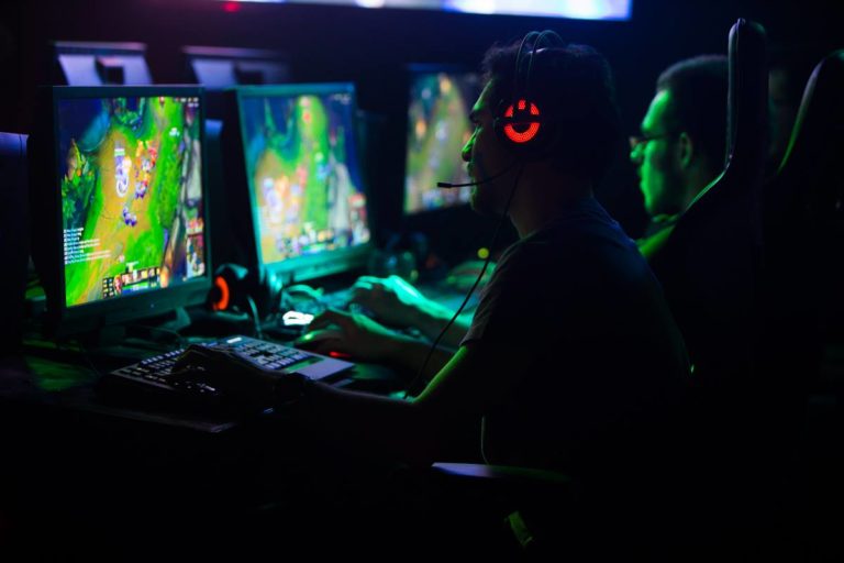 AI Destroys Pro Gamers